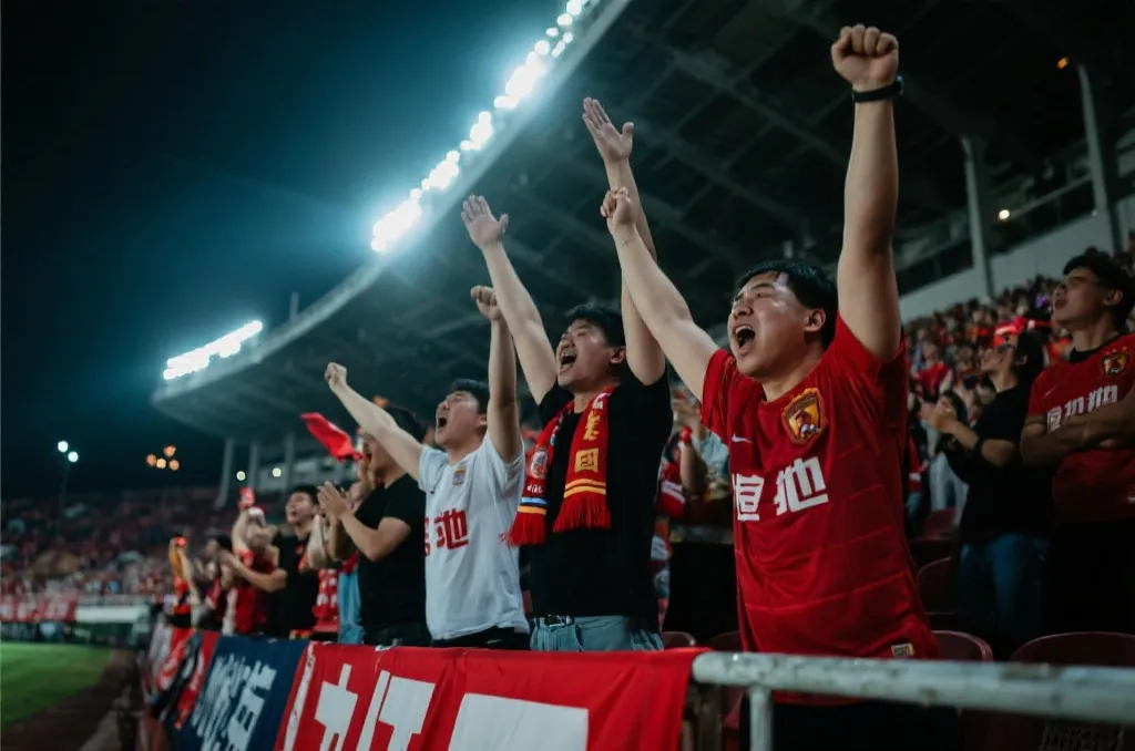 球迷在多伦多球场内看台上欢呼，灯光明亮，比赛氛围热烈